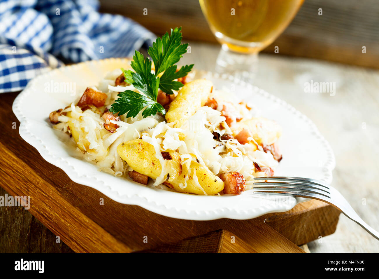 Crauti fatti in casa, pancetta e gli gnocchi di patate stufato di carne Foto Stock