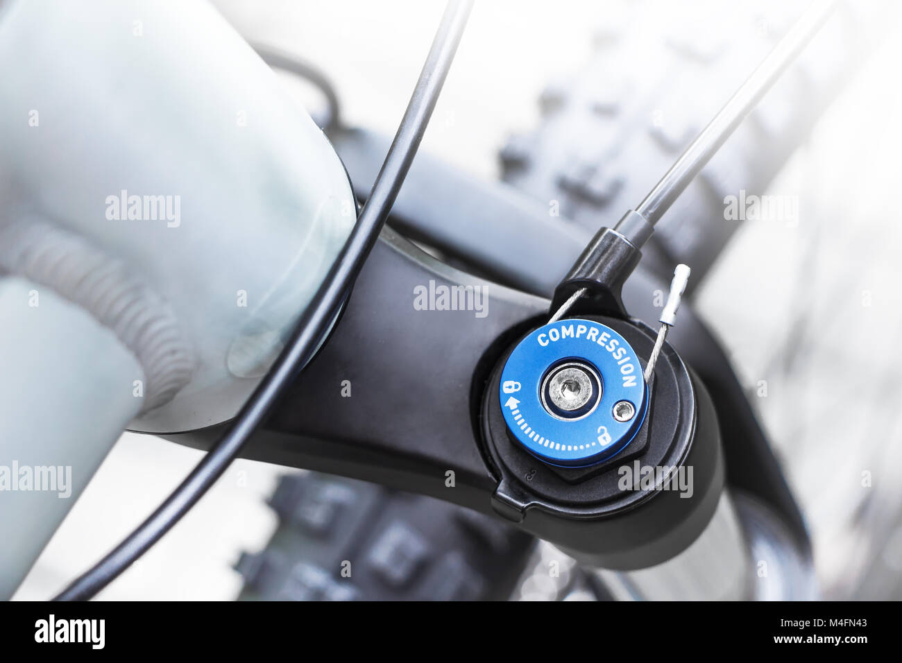 Ruota per mountain bike, ammortizzatore e dettaglio ingranaggi, copertura superiore della sospensione anteriore per mountain bike regolabile in compressione ad alta e bassa velocità Foto Stock