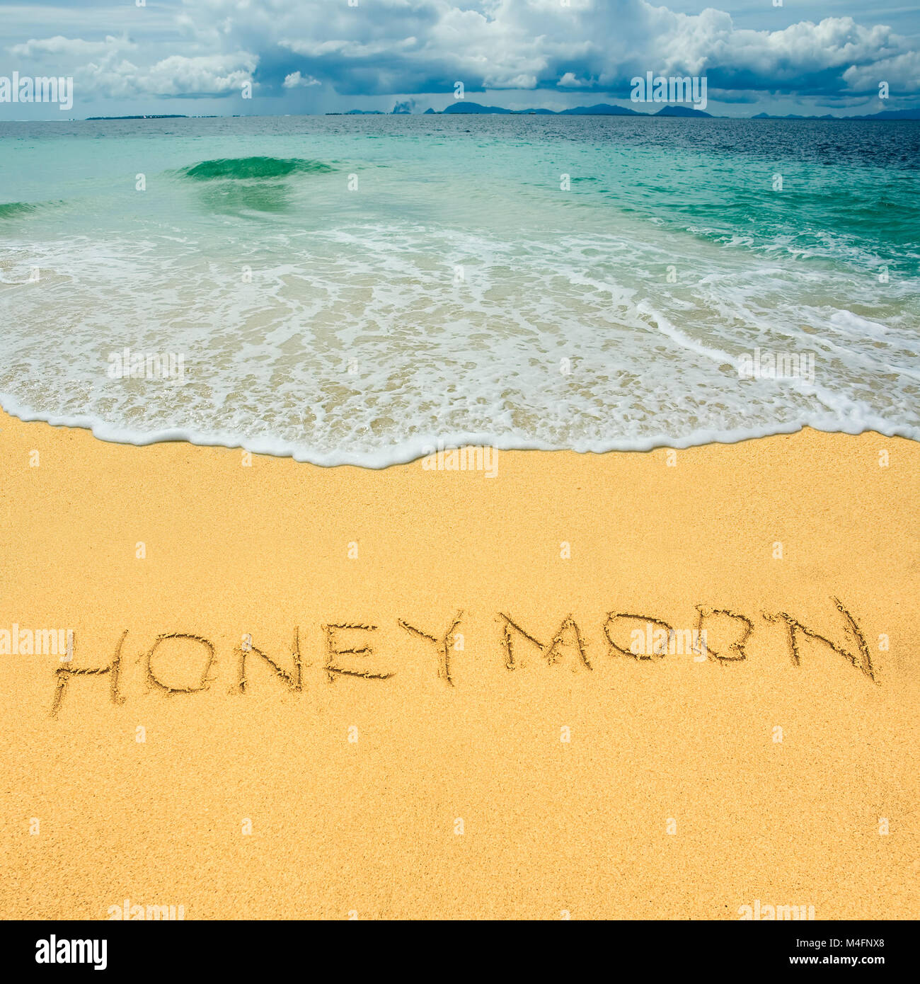 Luna di Miele disegnato in una sabbiosa spiaggia tropicale Foto Stock