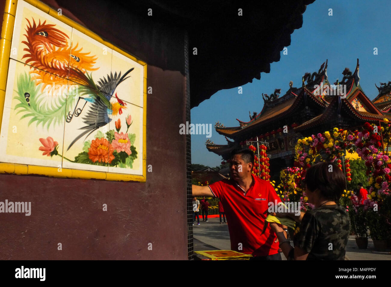 Klang, Malaysia. Xvi Feb, 2018. Cinese malese per masterizzare la preghiera la carta alla Kuan Yin tempio durante la celebrazione del Capodanno cinese nella Klang fuori a Kuala Lumpur il 16 febbraio 2018. Il nuovo anno lunare cinese il 16 febbraio sarà il benvenuto l'anno del cane (noto anche come anno del cane di terra). Credito: Samsul detto/AFLO/Alamy Live News Foto Stock