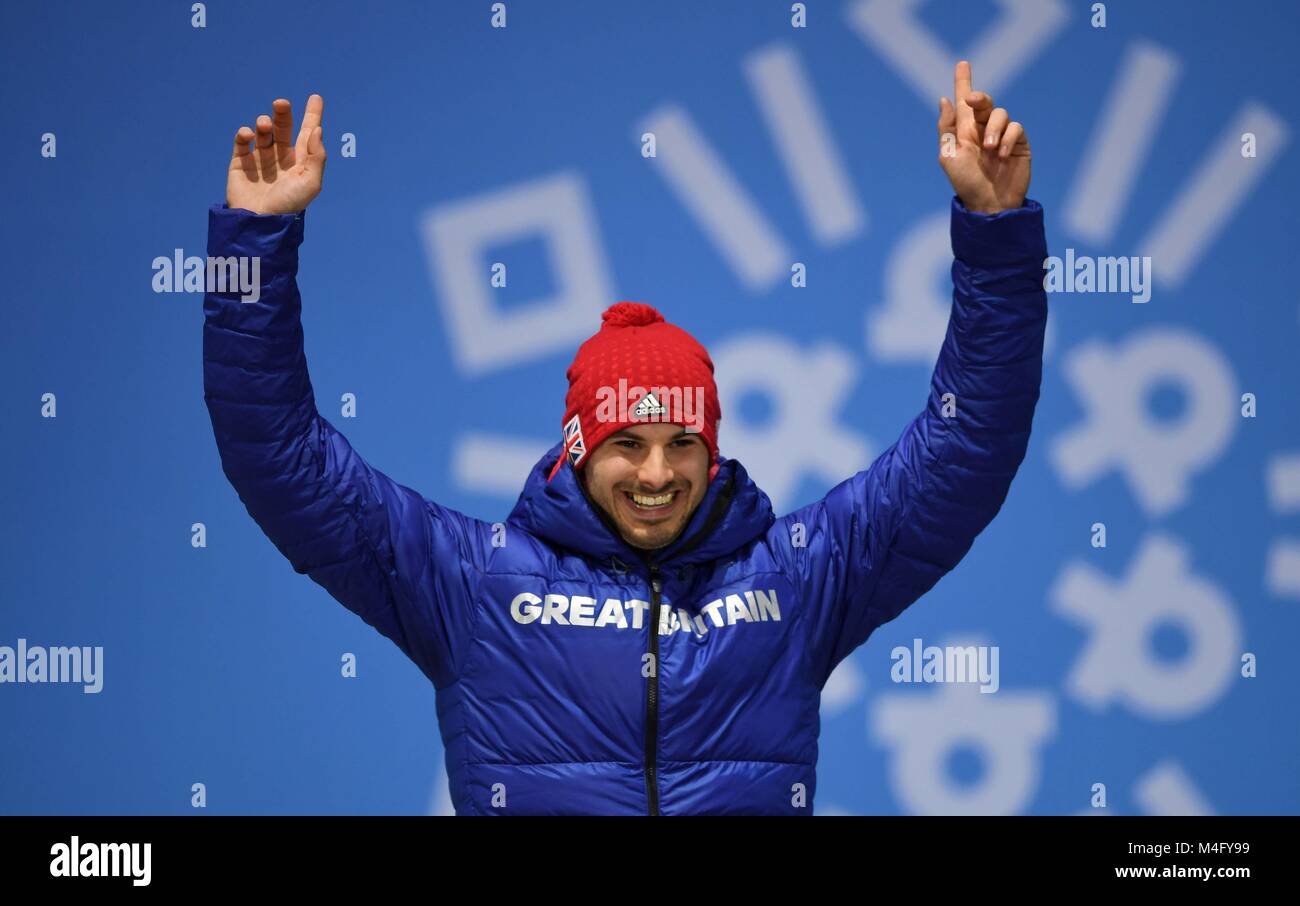 Pyeongchang, Corea del Sud. Dom Parsons (GBR) solleva le braccia. Mens medaglia di scheletro di presentazione. Pyeongchang Olympic Plaza. Pyeongchang2018 Olimpiadi invernali. Alpensia. Repubblica di Corea. Credito: Sport In immagini/Alamy Live News Foto Stock