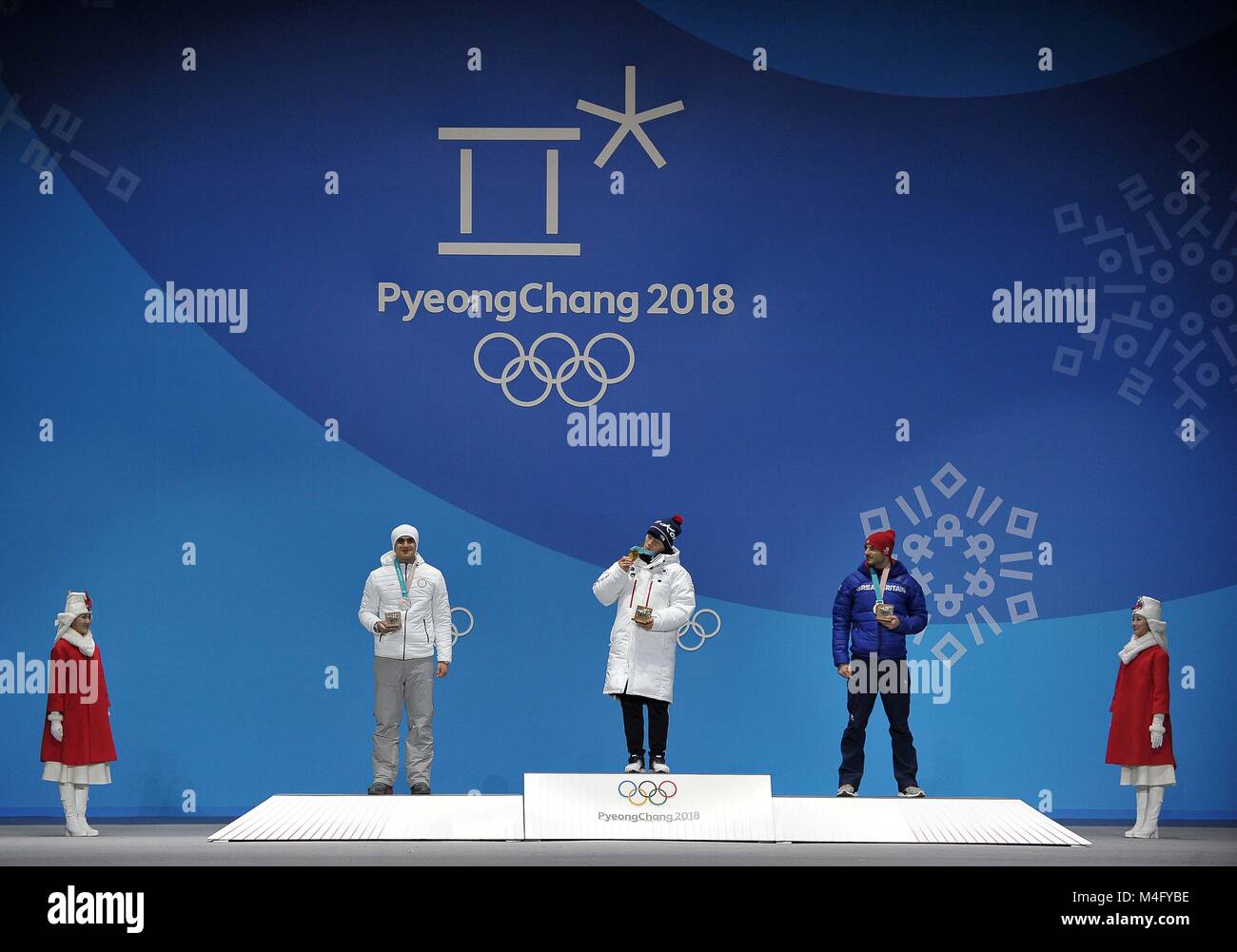 Pyeongchang, Corea del Sud. La medaglia di presentazione per la mens scheletro. Mens medaglia di scheletro di presentazione. Pyeongchang Olympic Plaza. Pyeongchang2018 Olimpiadi invernali. Alpensia. Repubblica di Corea. 16/02/2018. Credito: Sport In immagini/Alamy Live News Foto Stock