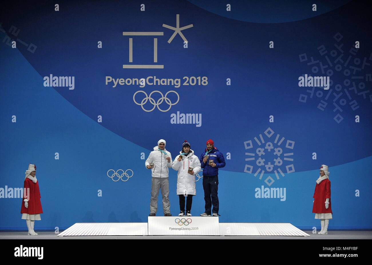 Pyeongchang, Corea del Sud. La medaglia di presentazione per la mens scheletro. Mens medaglia di scheletro di presentazione. Pyeongchang Olympic Plaza. Pyeongchang2018 Olimpiadi invernali. Alpensia. Repubblica di Corea. 16/02/2018. Credito: Sport In immagini/Alamy Live News Foto Stock