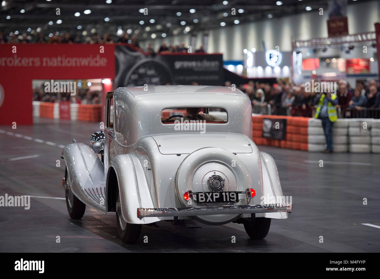 ExCel, London. Il 16 febbraio 2018. I visitatori accorrono al London Classic Car Show, ampliato questo anno per riempire un lato del vasto ExCel exhibition venue con le Mans vincitori, Grand Prix racers, classic supercars e secolare di veterani in azione tutti sotto uno stesso tetto. La seconda motorismo storico Show internazionale apre a fianco sia dal 15-18 Febbraio 2018. Credito: Malcolm Park/Alamy Live News. Foto Stock