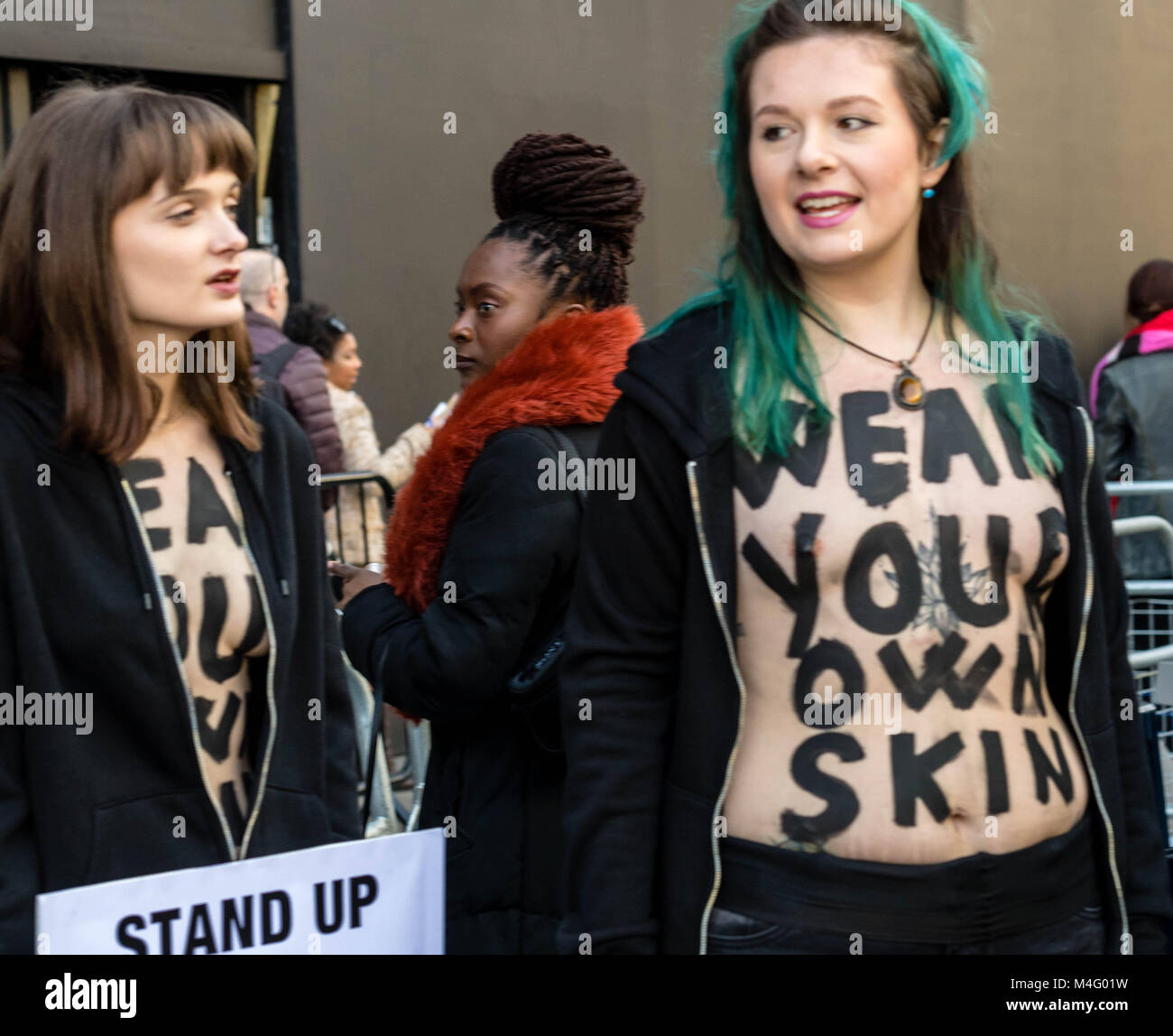 PETA i diritti degli animali manifestanti fuori la settimana londinese della moda sede principale. Credito: Ian Davidson/Alamy Live News Foto Stock