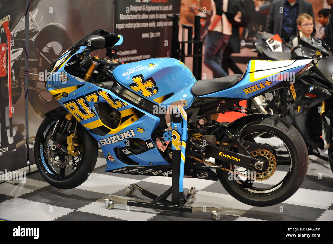Una Suzuki racing moto sul display a Carole Nash MCN London Motorcycle Show che si sta svolgendo a ExCel di Londra, Regno Unito. La mostra attira circa 36.000 visitatori e offre una vasta varietà di motociclette, scooter, motociclette e personalizzati one-off chopper. Foto Stock