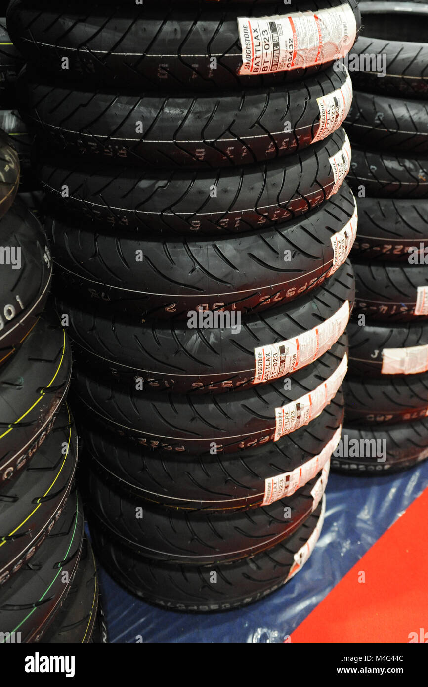 Pneumatici moto sul display a Carole Nash MCN London Motorcycle Show che si sta svolgendo a ExCel di Londra, Regno Unito. La mostra attira circa 36.000 visitatori e offre una vasta varietà di motociclette, scooter, motociclette e personalizzati one-off chopper. Foto Stock