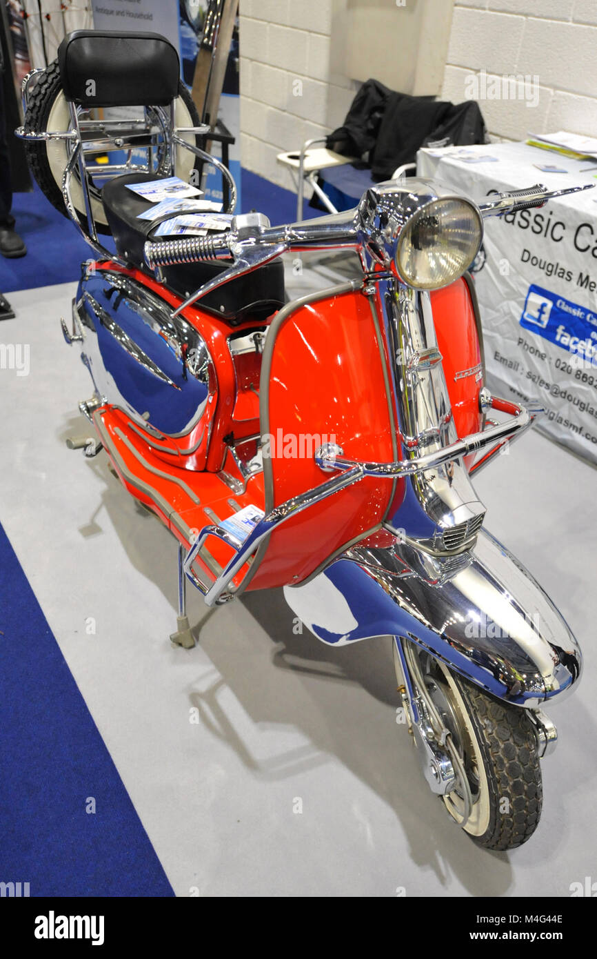 Una Lambretta Scooter sul display a Carole Nash MCN London Motorcycle Show che si sta svolgendo a ExCel di Londra, Regno Unito. La mostra attira circa 36.000 visitatori e offre una vasta varietà di motociclette, scooter, motociclette e personalizzati one-off chopper. Foto Stock