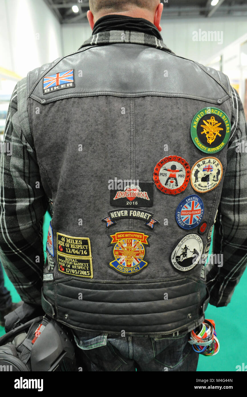Un ciclista che indossa una giacca con patch su di esso a Carole Nash MCN London Motorcycle Show che si sta svolgendo a ExCel di Londra, Regno Unito. La mostra attira circa 36.000 visitatori e offre una vasta varietà di motociclette, scooter, motociclette e personalizzati one-off chopper. Foto Stock