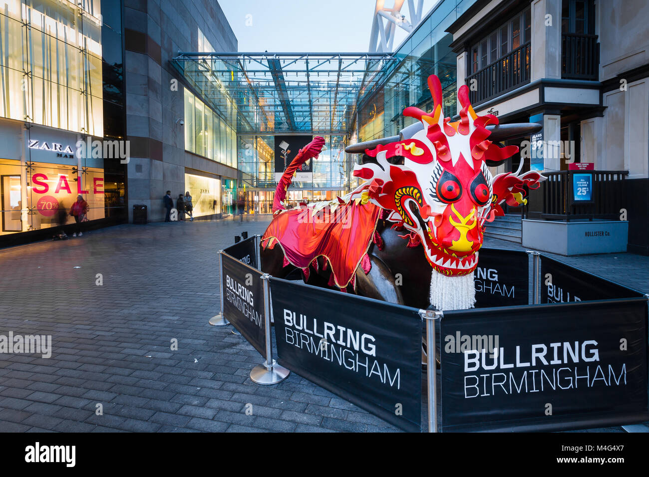 Birmingham, Regno Unito. Il 16 febbraio, 2018. Per festeggiare il nuovo anno cinese 2018, l'iconica bull davanti al Birmingham Bullring Shopping Centre è vestito come il tradizionale dragon. Credito: Miguel Dovale/Alamy Live News Foto Stock