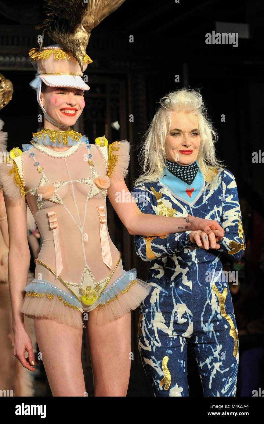 Londra, Regno Unito. Il 16 febbraio 2018. (R) Pam Hogg presso il suo show alla moda Scout AW18, parte della London Fashion Week, che si svolge presso i Freemasons Hall di Covent Garden. Credito: Stephen Chung / Alamy Live News Foto Stock