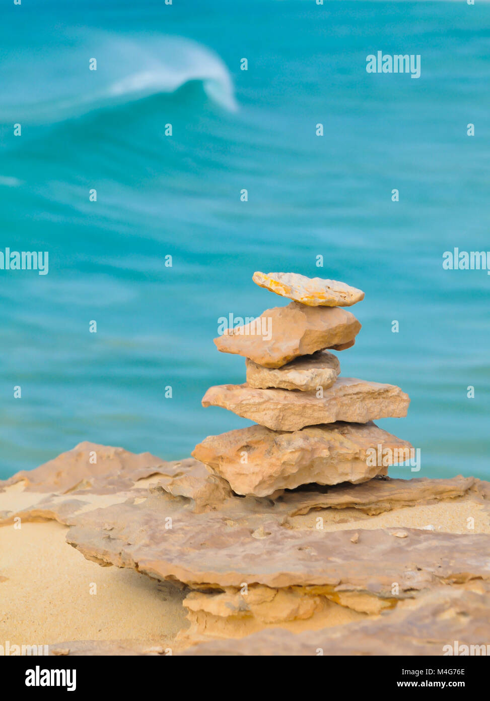 La meditazione, relax, o la vita il concetto di equilibrio con la pila di rocce contro il paesaggio marino Foto Stock