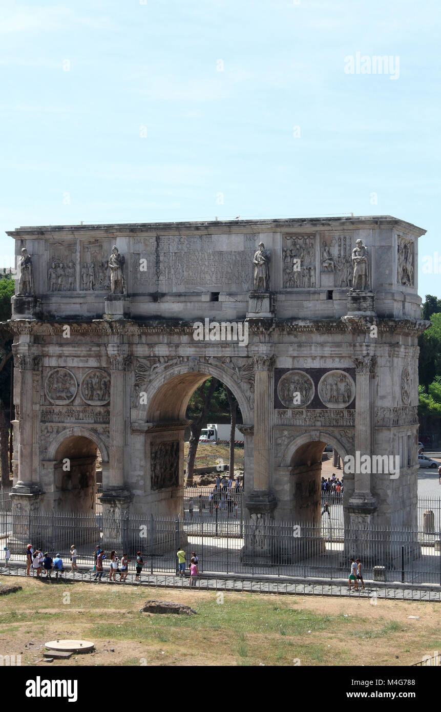 Vista dell'Arco di Costantino da Nord vicino al Colosseo, Roma, Italia. Foto Stock