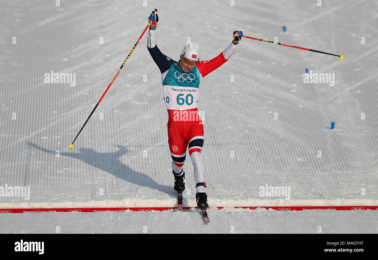 La Norvegia è Simen Hegstad Krueger balzi in avanti attraverso il finale e il secondo posto negli uomini 15km gratis al Alpensia Centro nordico durante il giorno sette del PyeongChang 2018 Giochi Olimpici Invernali in Corea del Sud. Foto Stock