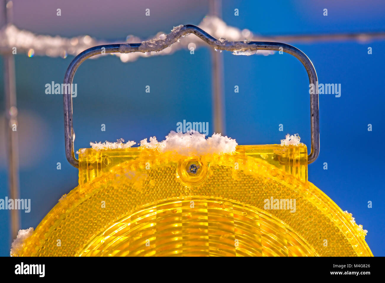 Lampada con cappuccio di neve in un campo di costruzione Foto Stock