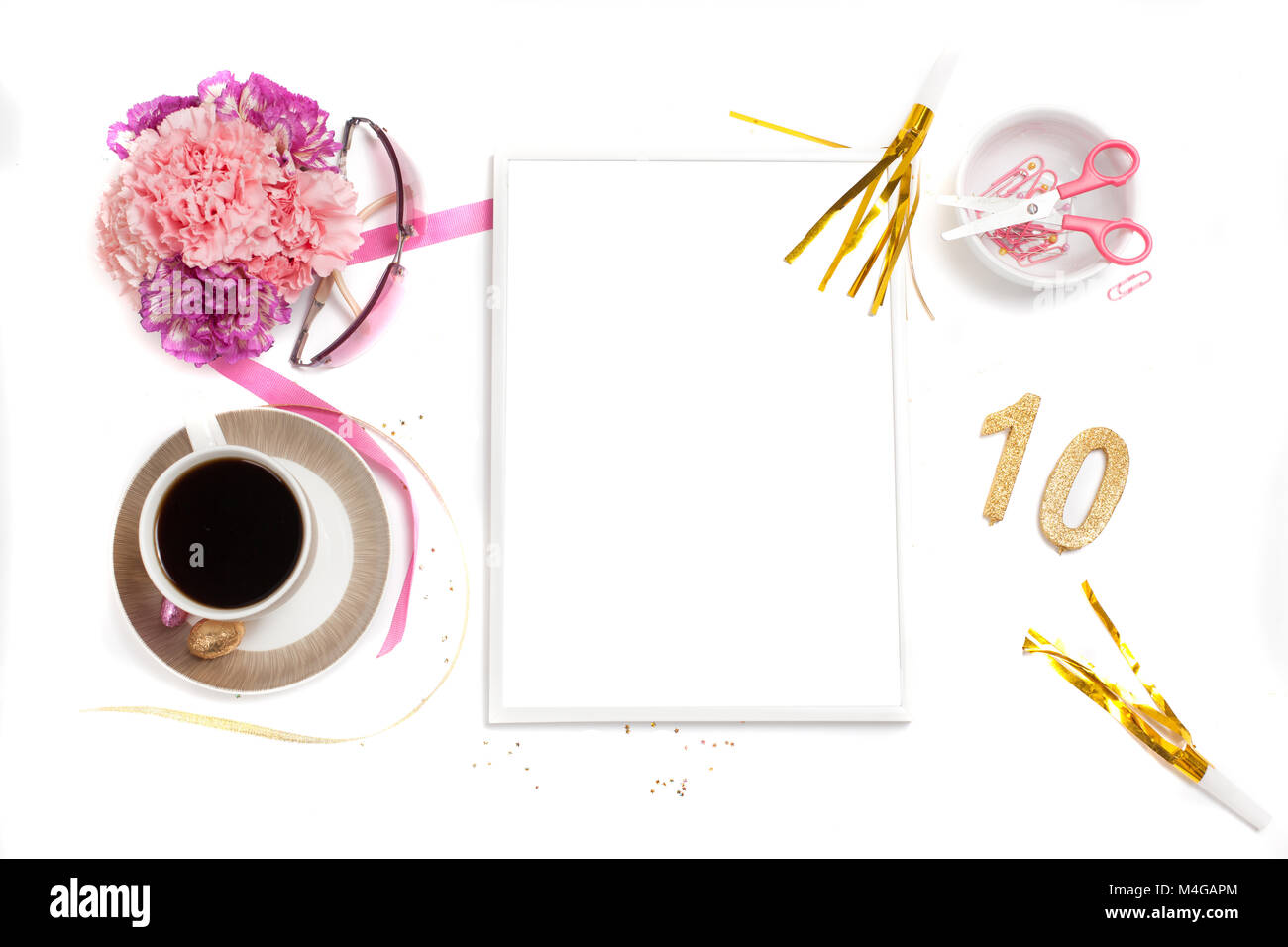 Bianco, oro e rosa womens office desk tabella con un sacco di cose su di esso. Vista da sopra con lo spazio di copia.frame Foto Stock