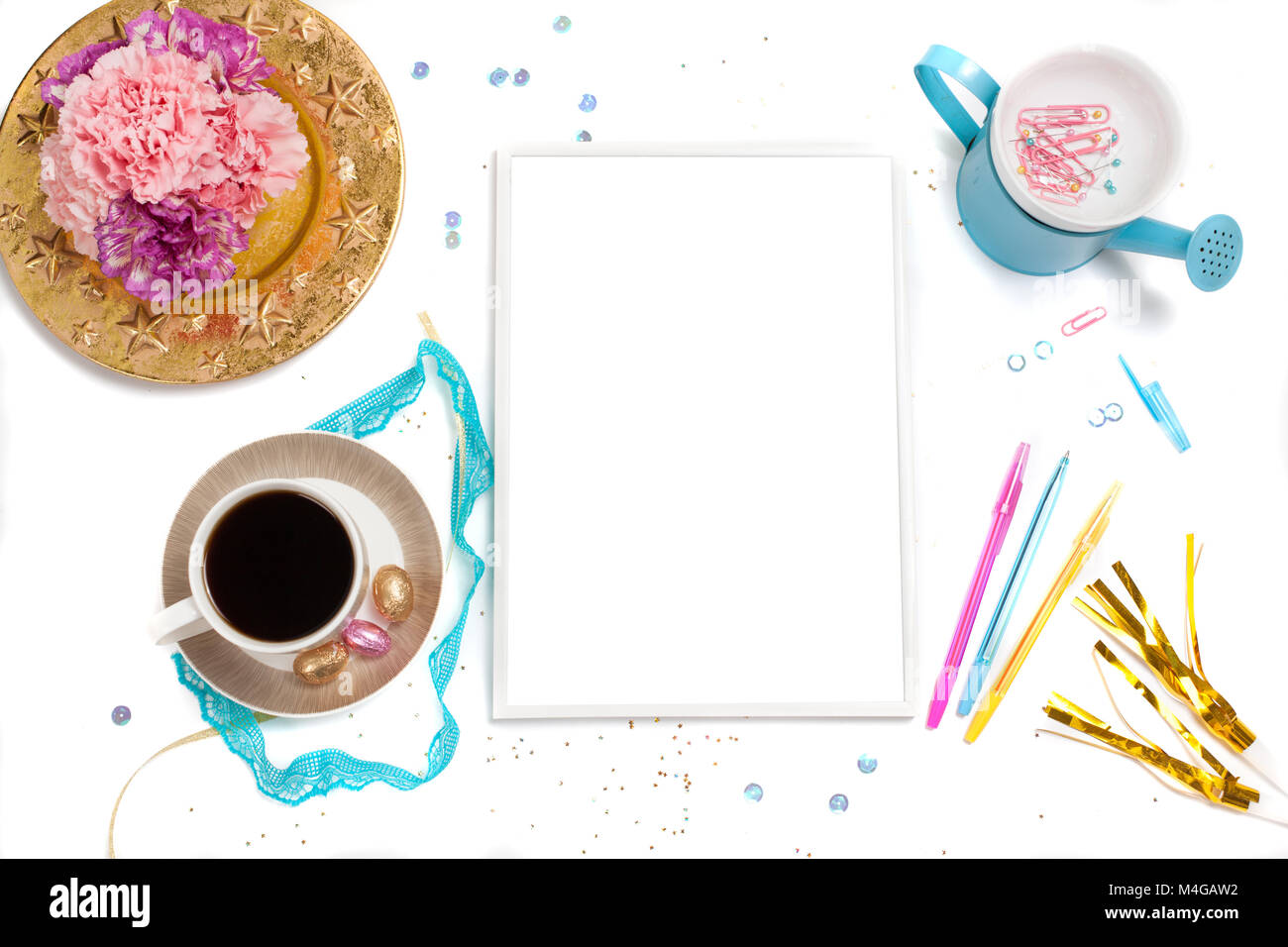 Bianco, oro, turchese e rosa womens office desk tabella con un sacco di cose su di esso. Vista da sopra con lo spazio di copia.frame Foto Stock