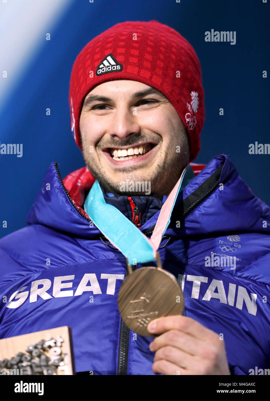 Gran Bretagna Dom Parsons con la sua medaglia di bronzo dopo la vittoria negli uomini scheletro durante la premiazione al Medal Plaza durante il giorno sette del PyeongChang 2018 Giochi Olimpici Invernali in Corea del Sud. Foto Stock