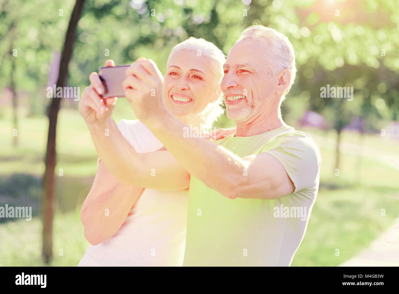 Ritratto di famiglia allegra rendendo selfies Foto Stock