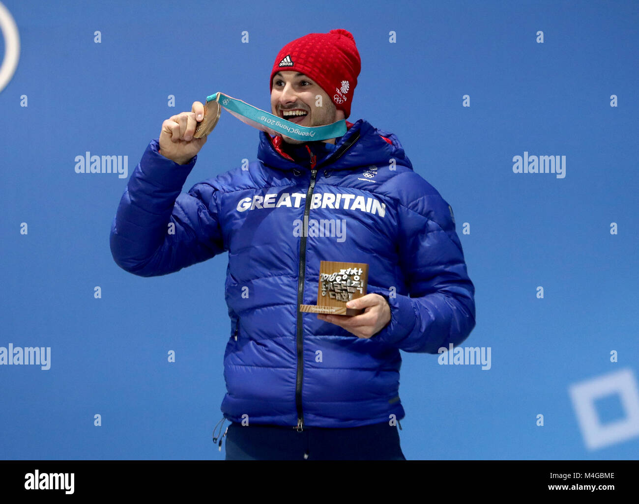 Gran Bretagna Dom Parsons con la sua medaglia di bronzo dopo la vittoria negli uomini scheletro durante la premiazione al Medal Plaza durante il giorno sette del PyeongChang 2018 Giochi Olimpici Invernali in Corea del Sud. Foto Stock