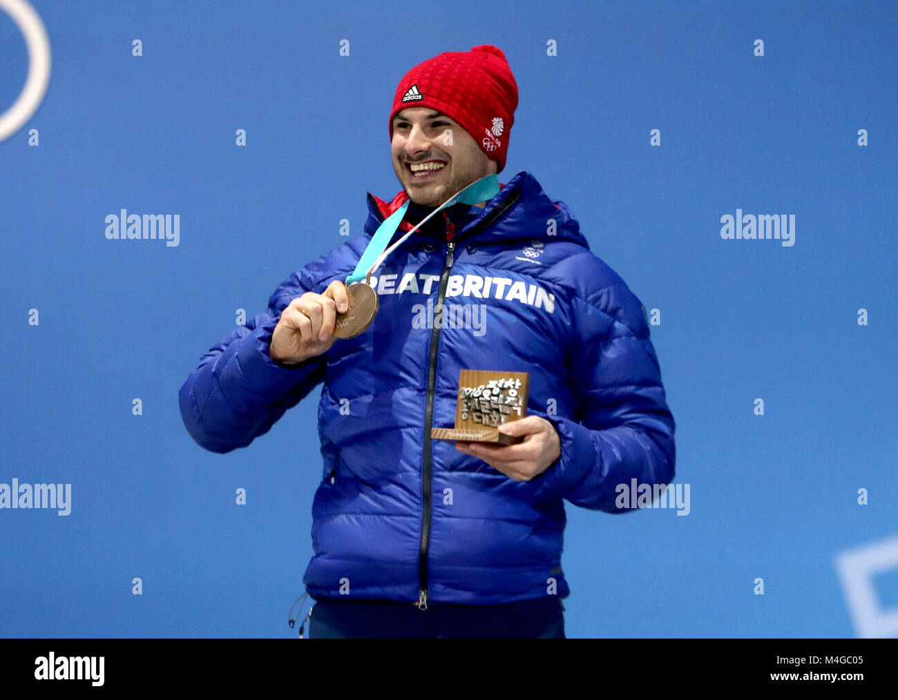 Gran Bretagna Dom Parsons con la sua medaglia di bronzo dopo la vittoria negli uomini scheletro durante la premiazione al Medal Plaza durante il giorno sette del PyeongChang 2018 Giochi Olimpici Invernali in Corea del Sud. Foto Stock