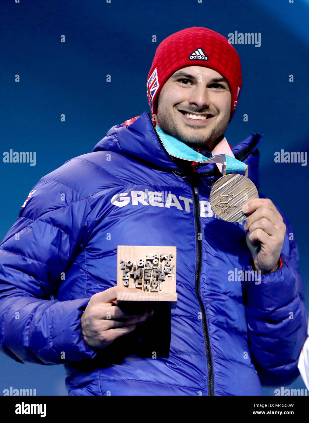 Gran Bretagna Dom Parons con il modello in bronzo dopo la vittoria negli uomini scheletro durante la premiazione al Medal Plaza durante il giorno sette del PyeongChang 2018 Giochi Olimpici Invernali in Corea del Sud. Foto Stock