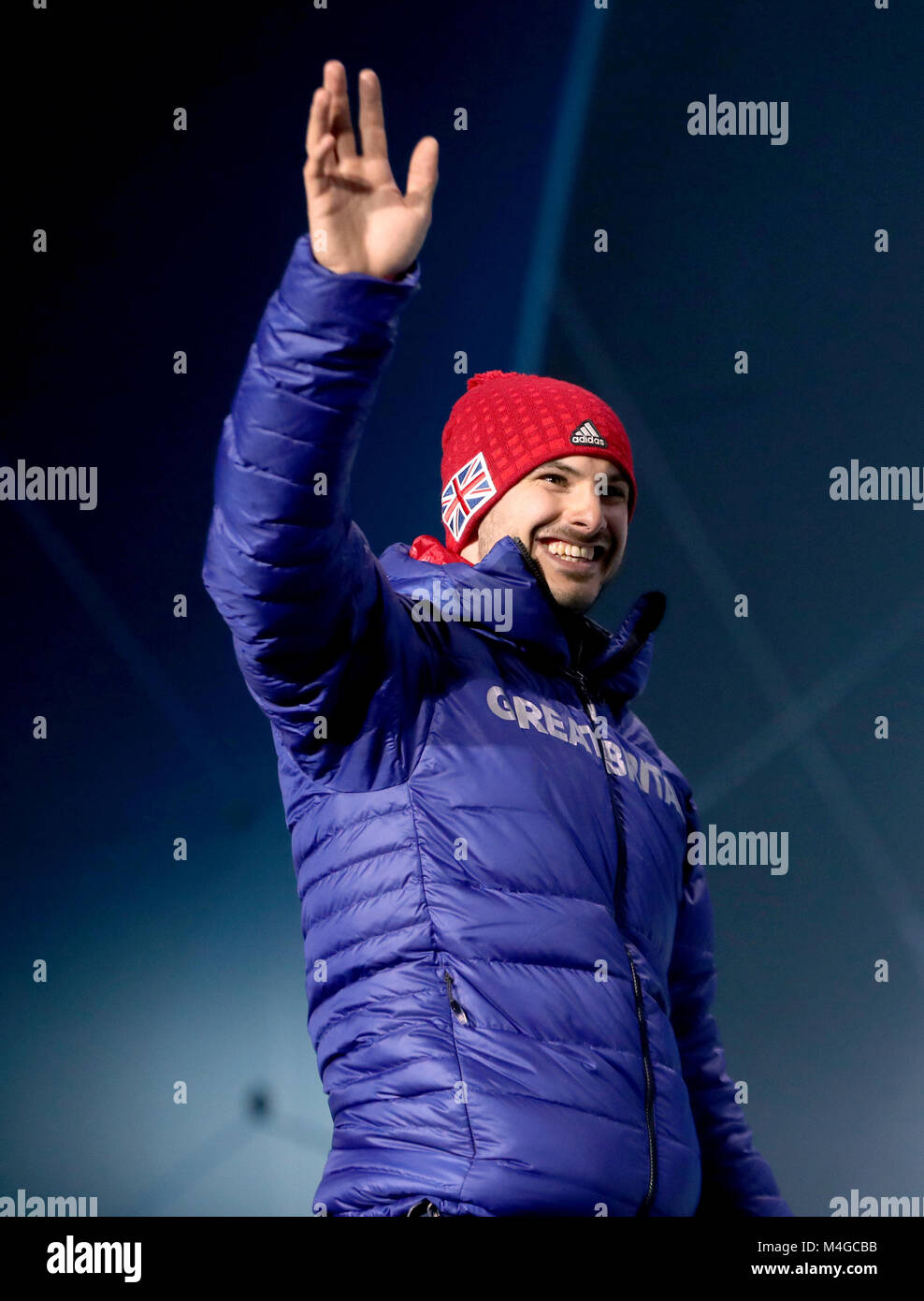 Gran Bretagna Dom Parsons riconosce la folla prima di essere presentata con il modello in bronzo dopo la vittoria negli uomini scheletro durante la premiazione al Medal Plaza durante il giorno sette del PyeongChang 2018 Giochi Olimpici Invernali in Corea del Sud. Foto Stock