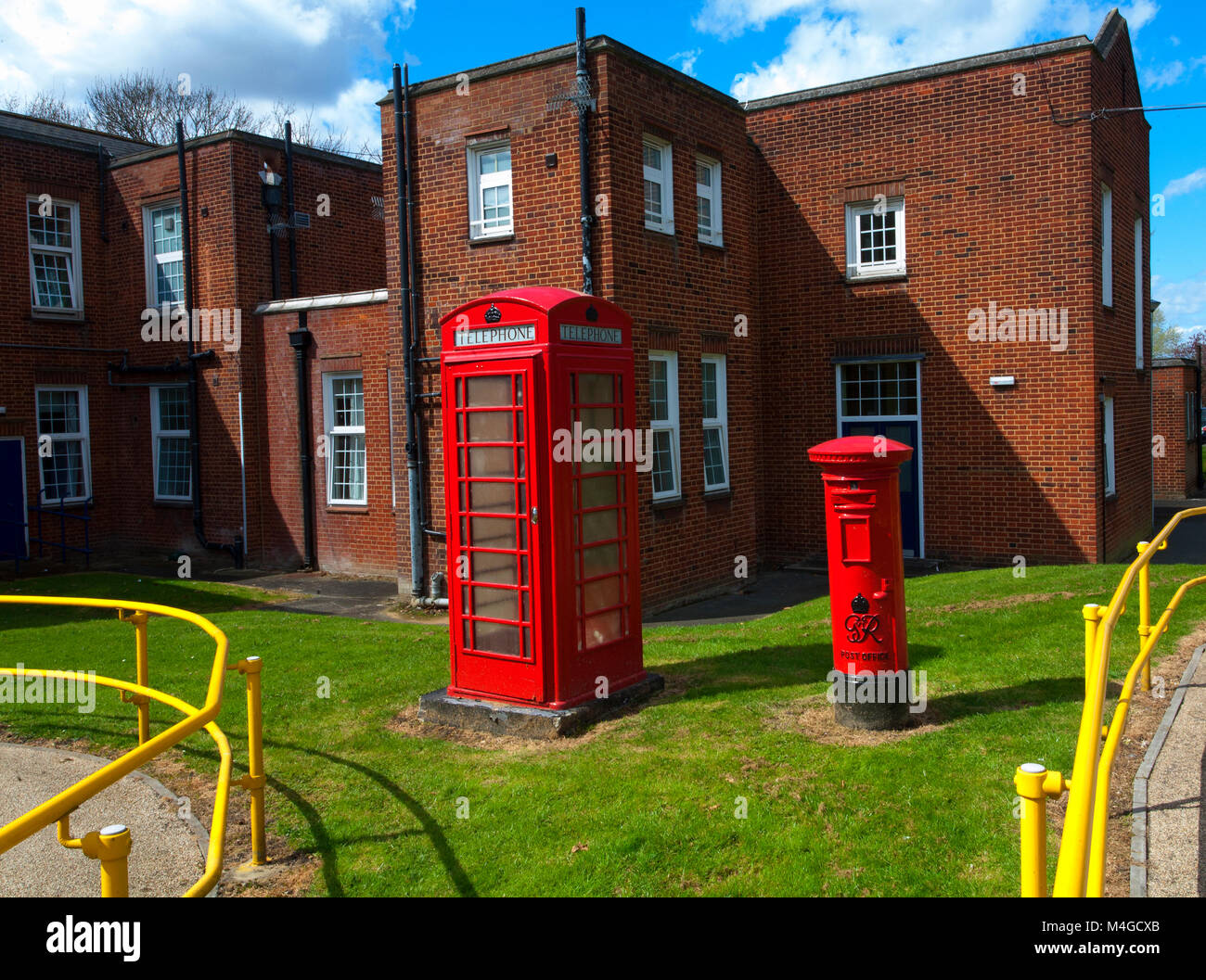 Fotografia a colori di un telefono rosso nella casella & Rosso Casella Postale, Londra, Inghilterra, Regno Unito. Credito: Londra Snapper Foto Stock