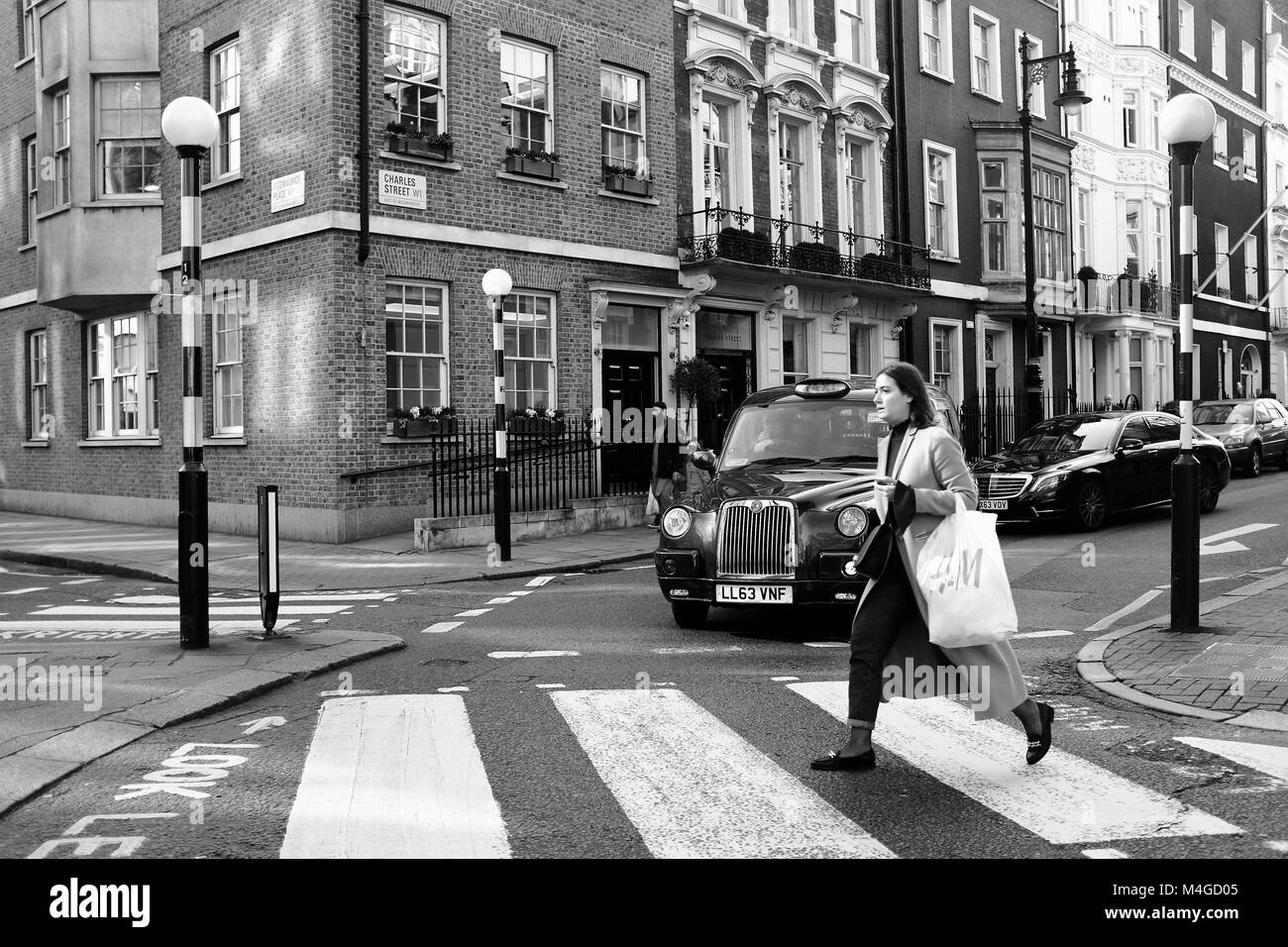 Bianco & Nero fotografia di una donna su una zebra crossing, Londra, Inghilterra, Regno Unito. Credito: Londra Snapper Foto Stock