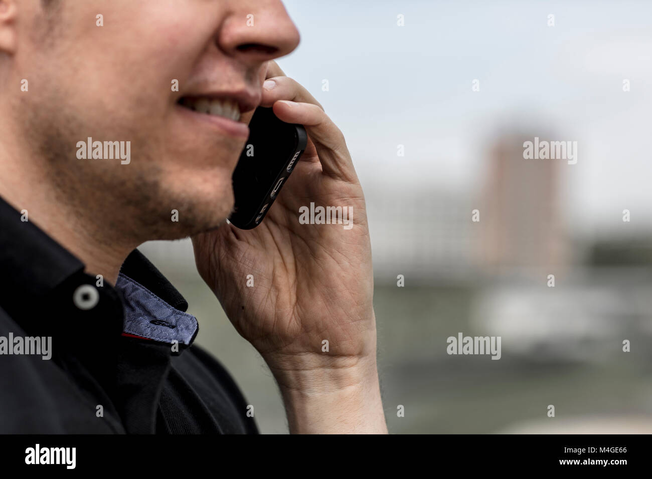 Un uomo faccia inferiore mentre si parla al cellulare. Close up. Foto Stock