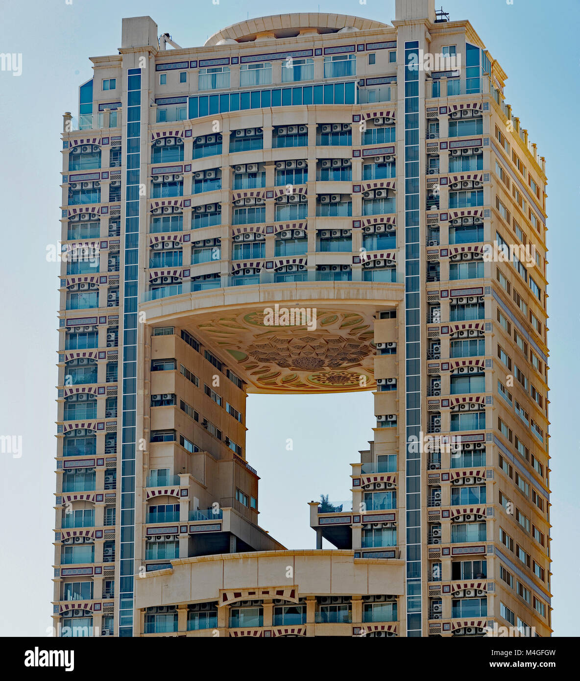 Edificio con open-air atrium su Jeddah's Red Sea corniche. Foto Stock