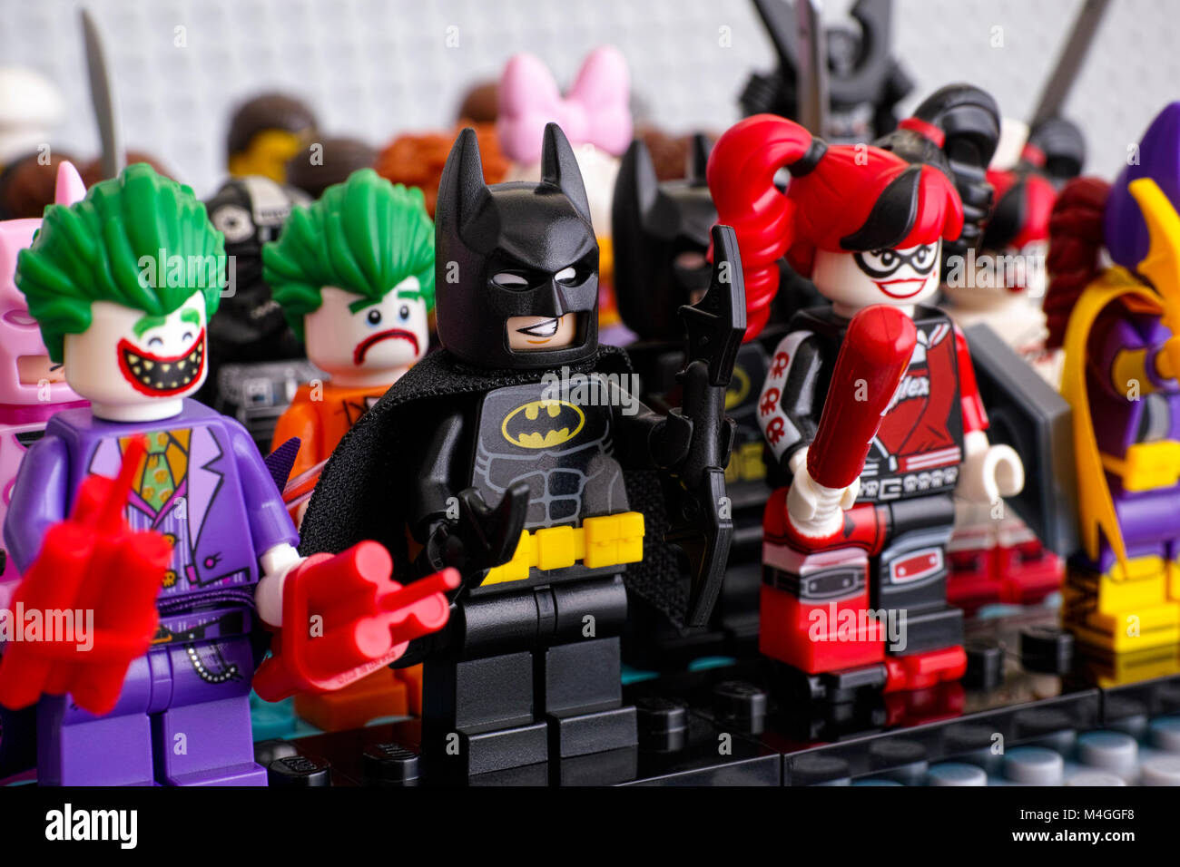 Tambov, Federazione Russa - Febbraio 05, 2018 Lego minifigures in piedi in righe. In prima fila - batman, joker, Harley Quinn, Batgirl. Studio shot Foto Stock