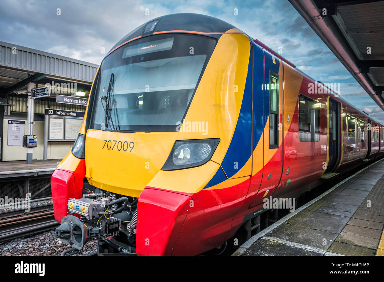 South Western Railway Desiro classe City 707 Locomotive e materiale rotabile in nuova livrea di colori Foto Stock