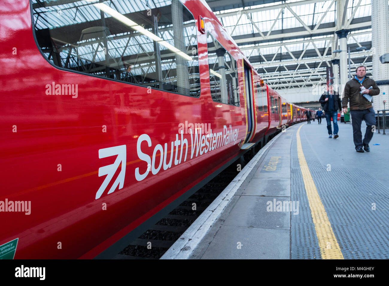 South Western Railway Desiro classe City 707 Locomotive e materiale rotabile in nuova livrea di colori Foto Stock