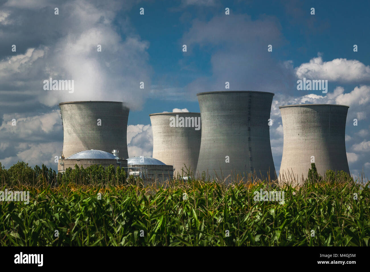quattro reattori della centrale nucleare. Saint-Vulbas, Bugey, Francia Foto Stock
