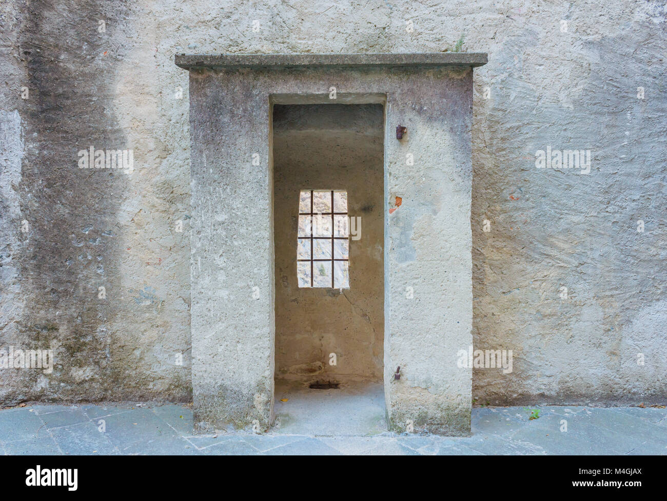 La sentinella camera con finestra con grata di protezione di un antico castello /dettaglio di una sentinella camera con finestra con grata di protezione di Foto Stock