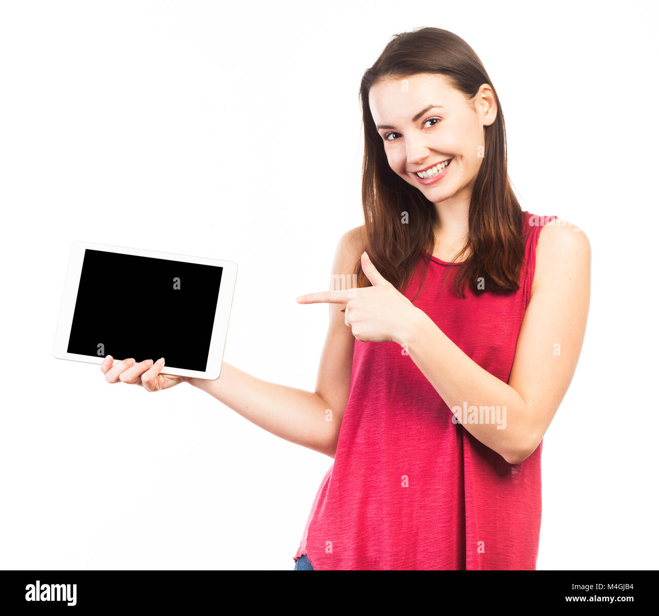 Donna sorridente holding e mostrando la schermata vuota di una tavoletta elettronica, isolato su bianco Foto Stock