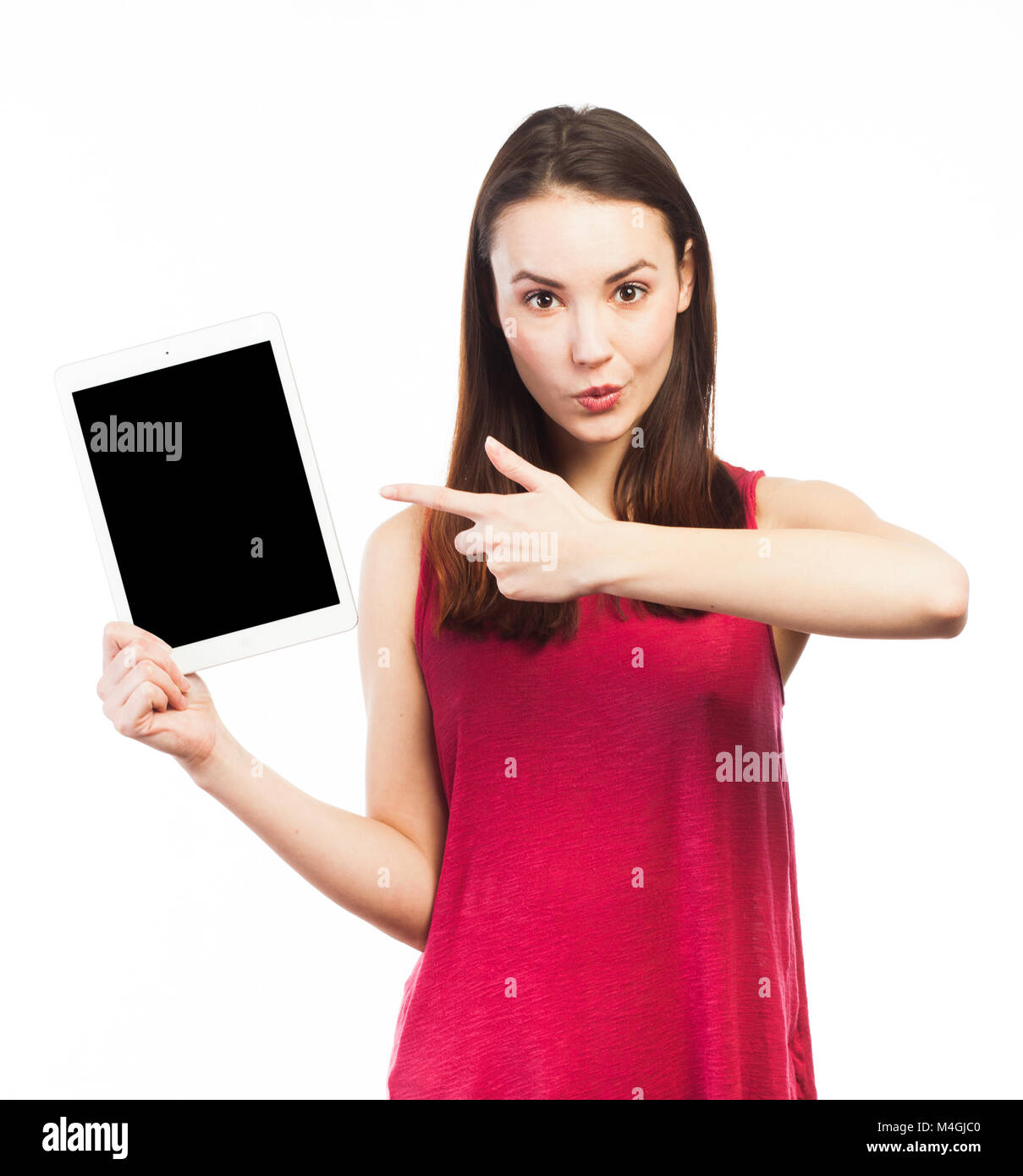 Giovane donna che mostra la schermata vuota di una tavoletta elettronica, isolato su bianco Foto Stock