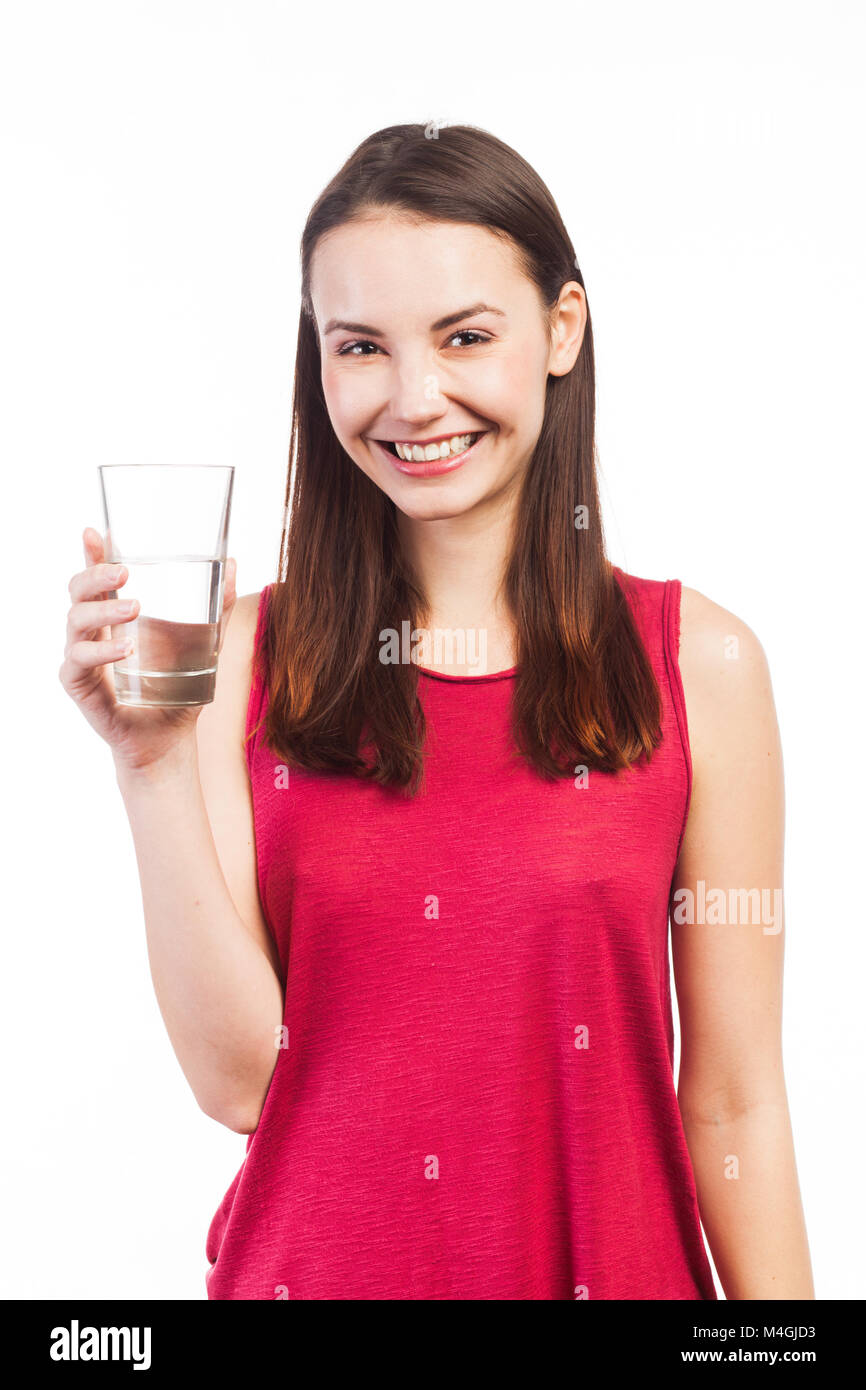 Ritratto di una bella donna sorridente con in mano un bicchiere di acqua, il concetto di salute, isolato su bianco Foto Stock