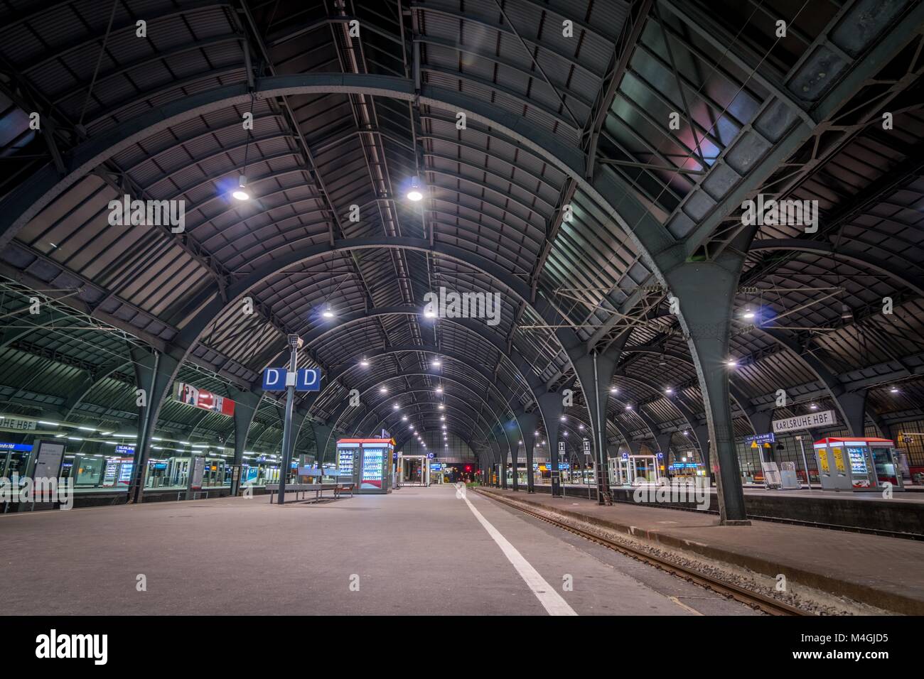 Karlsruhe stazione ferroviaria, di notte, che mostra la struttura del tetto dal basso in una prospettiva ampia angolazione. Shot 2017 a Karlsruhe, Germania Foto Stock