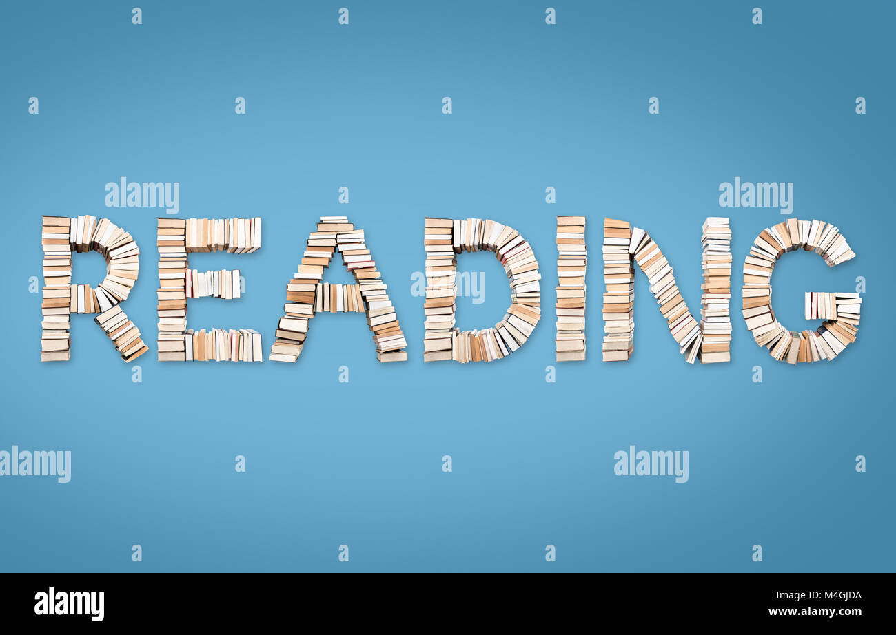 La lettura di parola formata da libri, ripresa dall'alto su fondo azzurro Foto Stock