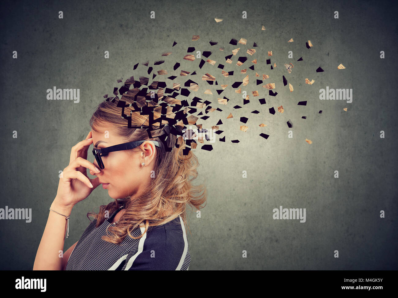 La perdita di memoria a causa di demenza o danni cerebrali. Il profilo laterale di una donna perdere parti di testa come simbolo della diminuita funzione della mente. Foto Stock