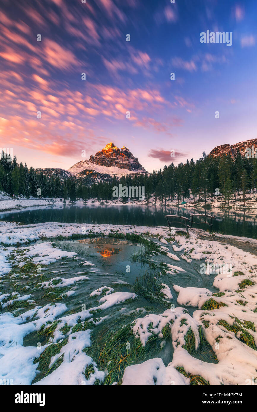 Lago di Misurina con famose Tre Cime di Lavaredo (Drei Zinnen) monte. Alpi Dolomitiche, Provincia di Belluno, Italia, Europa. La bellezza del concetto di natura backgro Foto Stock