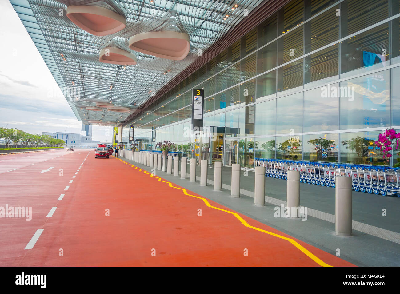 SINGAPORE, Singapore - 30 gennaio 2018: vista esterna di un taxi in attesa al di fuori del terminal presso l'Aeroporto Changi di Singapore il peccato , classificato da Skytrax il miglior aeroporto del mondo nel 2016 Foto Stock