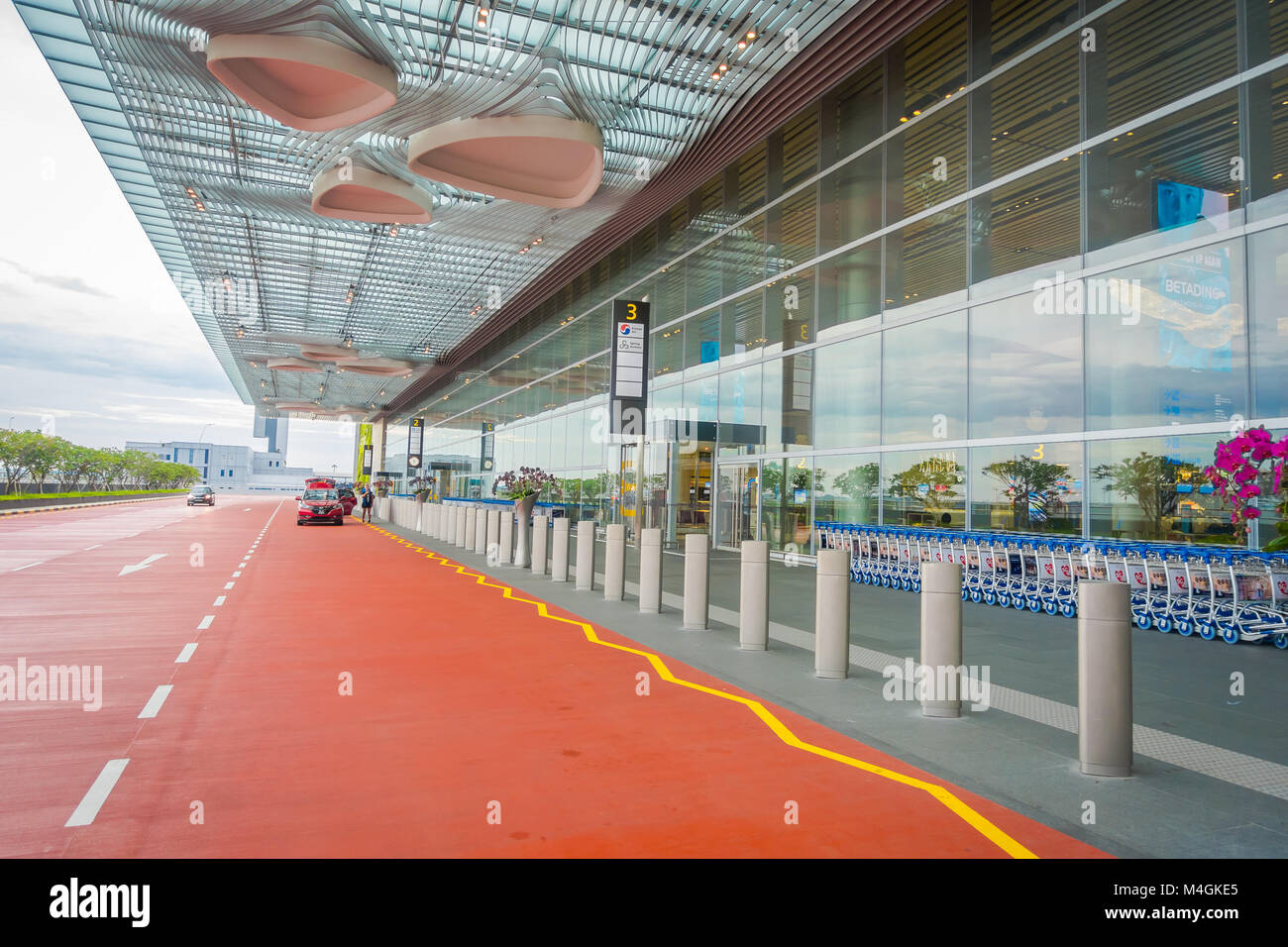 SINGAPORE, Singapore - 30 gennaio 2018: vista esterna di un taxi in attesa al di fuori del terminal presso l'Aeroporto Changi di Singapore il peccato , classificato da Skytrax il miglior aeroporto del mondo nel 2016 Foto Stock