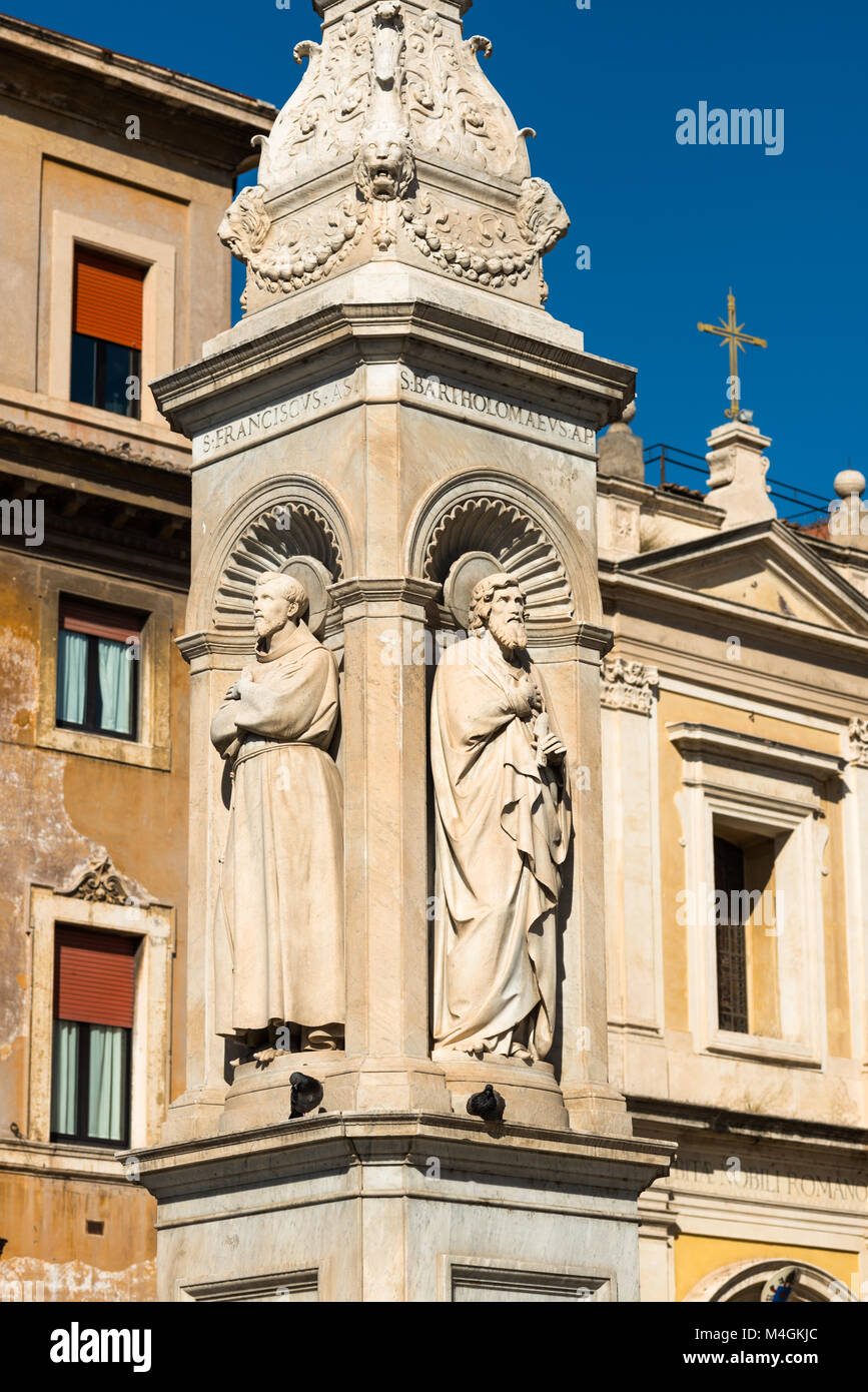 Piazza di San Bartolomeo all'Isola o di San Bartolomeo all Isola Tiberina con il santuario fu commissionato nel 1869 da Papa Pio IX. Roma. Foto Stock
