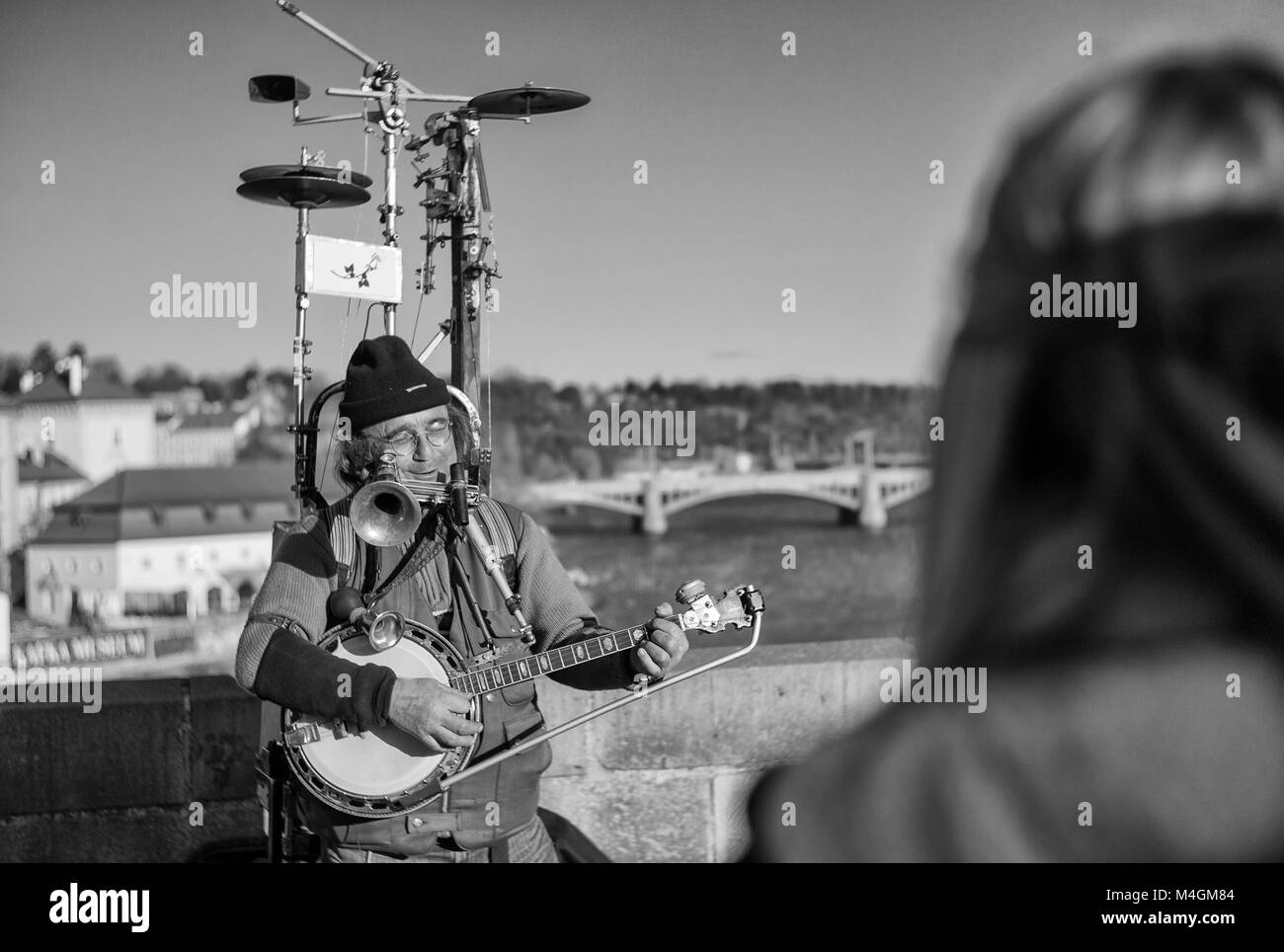 Musicista a Ponte Carlo a Praga Foto Stock