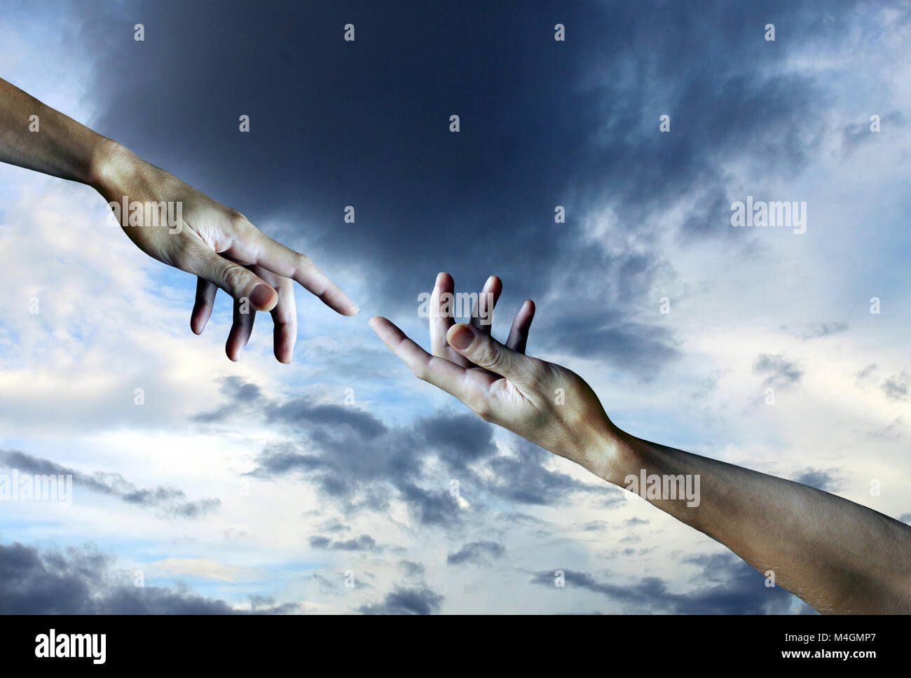 Gli uomini con le mani in mano su uno sfondo con cielo Foto Stock