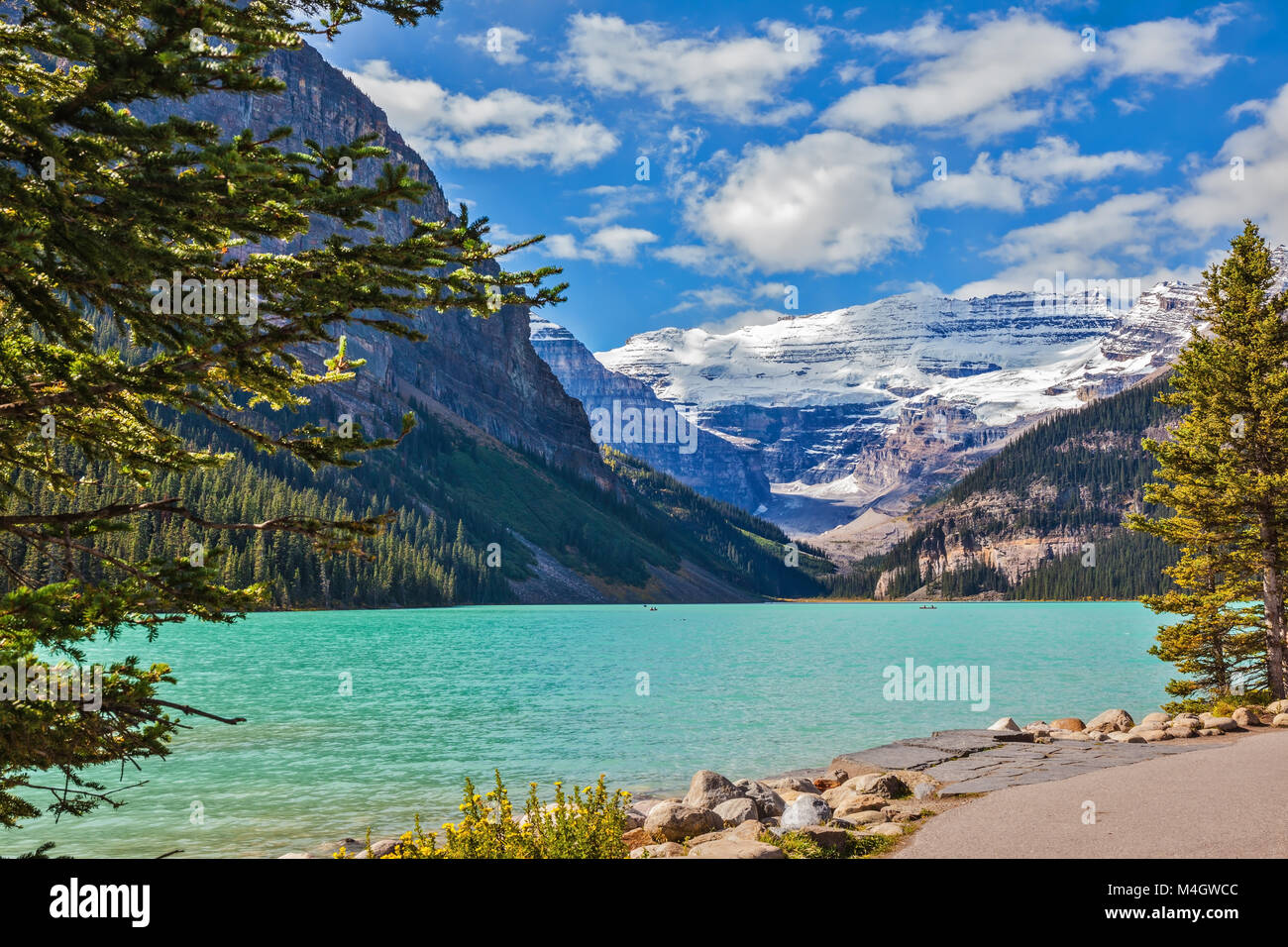 Le acque color smeraldo del lago Louise Foto Stock