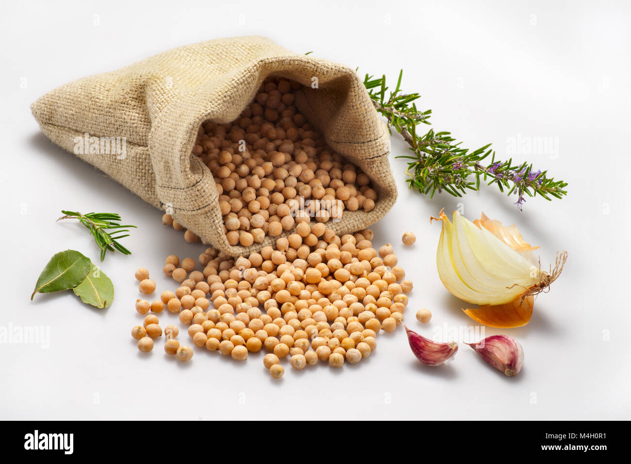 ceci con cipolla, alloro, aglio rosso e rosmarino, still life of slow food. Abruzzo, Italia, Europa Foto Stock
